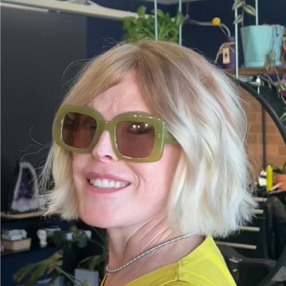 Meet your Posher, Suzanne - Picture 1 of 3